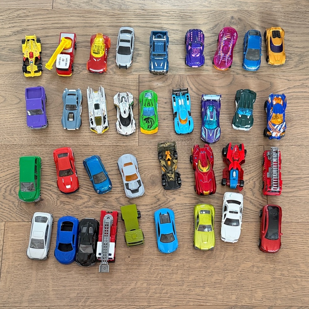 Assorted diecast hotwheels and matchbox cars lot of 35 cars